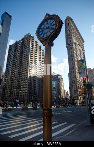 Die goldenen Fifth Avenue Gebäude Uhr vor dem Flatiron Building. Stockfoto