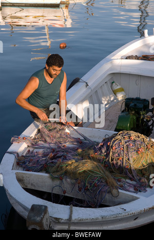 Fischer mit seinem Boot neigt seine Netze, Sidon, Libanon. Stockfoto