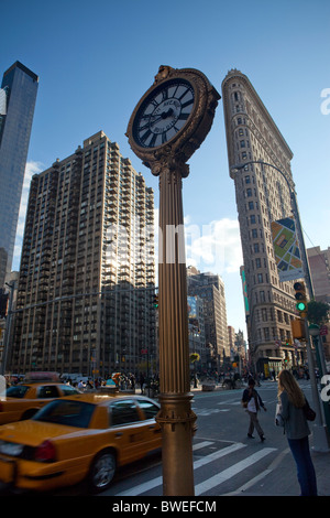 Die goldenen Fifth Avenue Gebäude Uhr vor dem Flatiron Building. Stockfoto