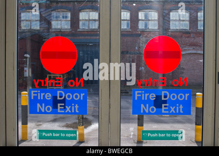 Feuerraumtür "No Exit" Zeichen in öffentlichen shopping Outlet-Center in Großbritannien Stockfoto