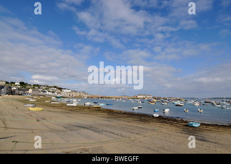 Stadtstrand und festgemachten Boote in Hugh Town, St.Mary's,Isles of Scilly, Großbritannien Stockfoto