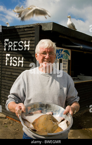 Arthur lesen Sie 30 Jahre Fischer verkauft frischen Fisch in seinem Fisch Stall in Hastings Altstadt begeistert Möwen mit morgendlichen Fang Stockfoto