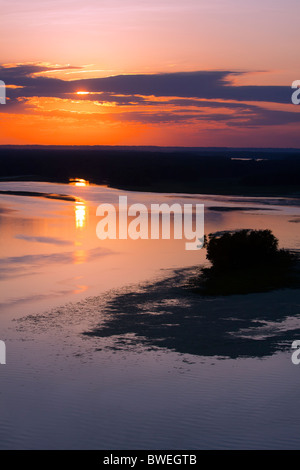 Die Sonne geht über das malerische Mississippi River-Tal in der Nähe von Savanne, IL. Stockfoto