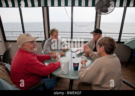 Ludington, Michigan - Passagiere spielen Sie Karten auf die S.S. Badger-Auto wie es Fähre überquert Lake Michigan. Stockfoto