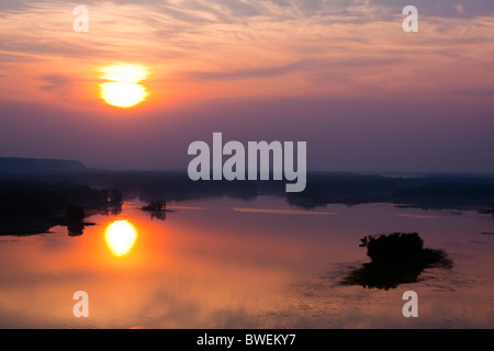 Die Sonne geht durch eine Wolkendecke über den Mississippi River in der Nähe von Savanne, IL. Stockfoto