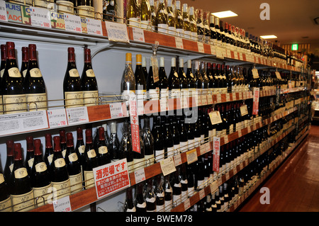 Flaschen von französischen Weinen in La cave de Yamaha Shop, Ginza, Tokio, Japan Stockfoto