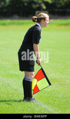 Schiedsrichter in Aktion während eines Fußballspiels. Einen weiblichen Linienrichter. Stockfoto