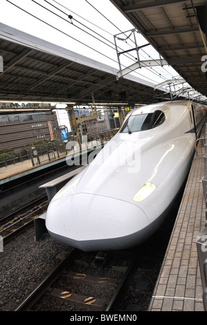 Shinkansen-Zug Ankunft in Kyoto Bahnhof Stockfoto