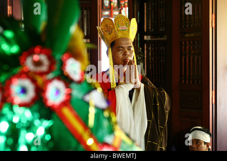 Dieses Foto wurde während einer Trauerfeier in einem buddhistischen Tempel in Hanoi, Vietnam aufgenommen. Stockfoto