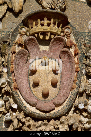 Medici Arme blasoniert in Fliesen und Schalen über dem Eingang zur Grotte in den Boboli-Gärten im Palazzo Pitti in Florenz Stockfoto