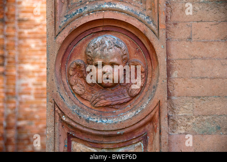Detail von einem Engel Gesicht in einem Rondell im Tor von den Cimitero della Certosa oder Friedhof Certosa, Ferrara Spiele BWENY4 Stockfoto