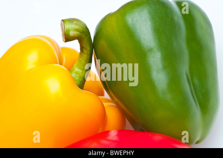 Makroaufnahme von bunten Paprika, isoliert auf weiss Stockfoto