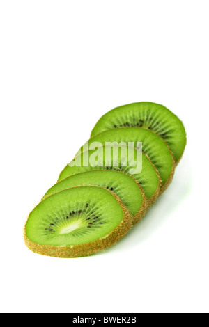 Eine in Scheiben geschnittene Kiwi zeigt das grüne Fleisch. Alle isoliert auf weißem Hintergrund. ** Hinweis: Leichte Körnigkeit, am besten bei kleineren siz Stockfoto