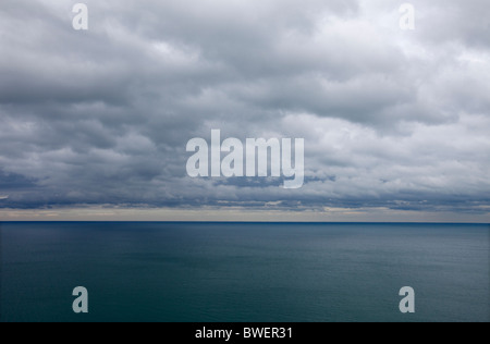 Eine schwere Himmel über das Meer in Aberystwyth, Wales, UK Stockfoto