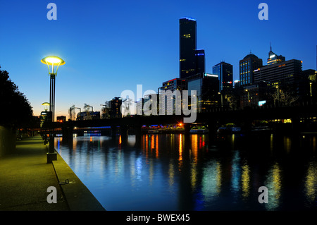 Melbourne und den Yarra River in der Nacht Stockfoto