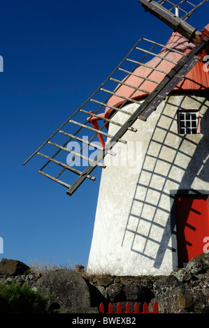 Windmühle in der Nähe von Santa Cruz, Insel Graciosa, Azoren, Portugal Stockfoto