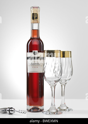 Studio Foto von einer Flasche roten Eiswein Cabernet Franc und zwei Gläser Wein. Isoliert auf weißem Hintergrund. Stockfoto