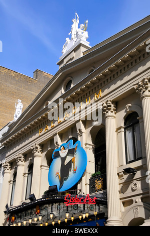 Frontansicht & Colonnade London Palladium West End Theater Gebäude mit Zeichen für die musikalische Bühne Version von Sister Act England Großbritannien Stockfoto