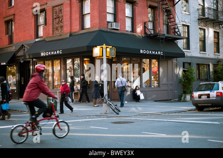 Gehobene Geschäfte und Unternehmen, darunter Designer Marc Jacobs Buchhandlung, BookMarc im Greenwich Village in New York Stockfoto