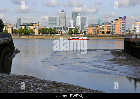 Deptford Creek trifft der Themse bei Ebbe mit Canary Wharf Tower Blocks über Stockfoto