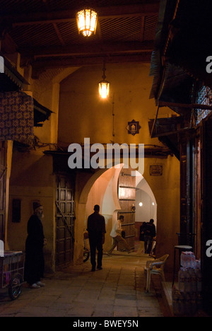 Medina (Altstadt) von Fez in der Nacht, Marokko. Stockfoto