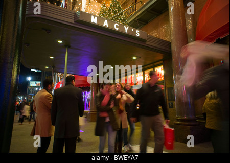 Das Flaggschiff Herald Square Macy Kaufhaus in New York ist auf Freitag, 19. November 2010 zu sehen. (© Richard B. Levine) Stockfoto