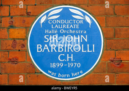 Blaue Plakette zum Gedenken an Ehrendirigent Halle Orchestra Sir John Barbirolli Geburtsort & Life 1899-1970 Southampton Row Camden London England Großbritannien Stockfoto