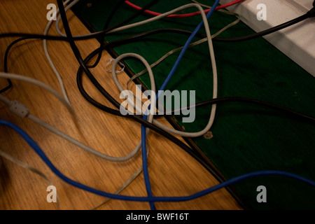 Eine Auswahl von Computer-Kabel auf dem Schreibtisch in Brighton, East Sussex, UK. Stockfoto