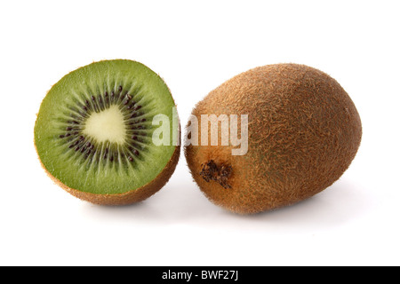 Eine in Scheiben geschnittene Kiwi. Alle isoliert auf weißem Hintergrund. Stockfoto