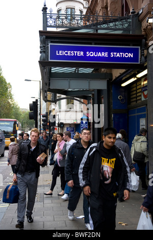 Pendler außerhalb Leicester Square Station Stockfoto