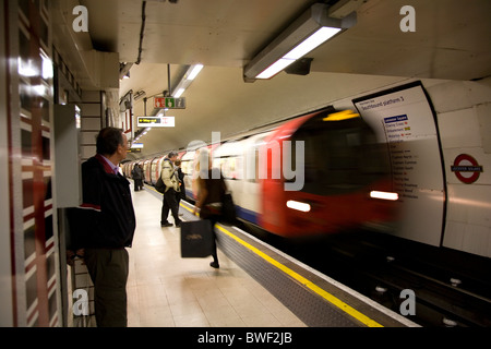 Warten auf Nordlinie, Rohr am Leicester Square - London-UK Stockfoto