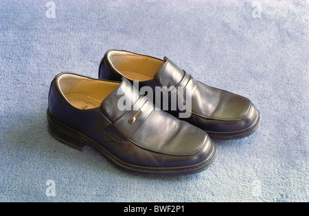 Paar Clarks Marke Mens formale Schwarze Lederschuhe auf einen blauen Teppich Stockfoto