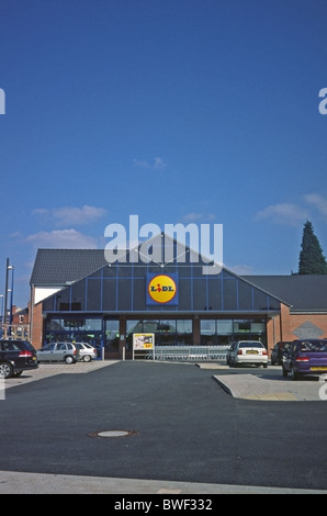 Außen ein Zweig der Lidl-Supermarkt mit Parkplatz bei Cradley Heide, West Mids UK Stockfoto