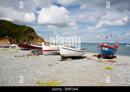 Kleine Fischerboote am Strand von Porthallow, Cornwall, England Stockfoto