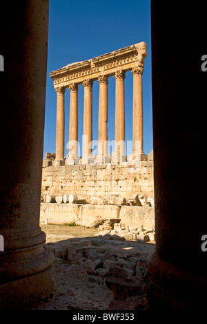 Jupiter-Tempel aus dem Tempel des Bacchus, Baalbek, Bekaa-Tal, Libanon gesehen. Stockfoto