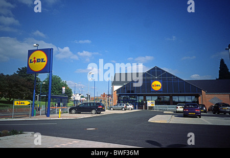 Außen ein Zweig der Lidl-Supermarkt mit Parkplatz bei Cradley Heide, West Mids UK Stockfoto