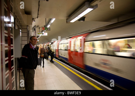 Waiting for Tube am Leicester Square Stockfoto