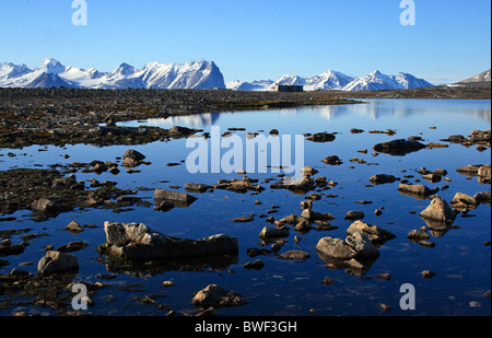 Tundra-See und der Trapper Hut auf Pallfyodden, Hornsund Bereich, Spitzbergen Stockfoto