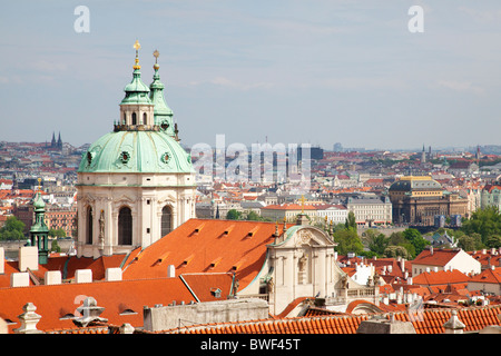 Blick von der Dachterrasse aus dem Gelände der Prager Burg mit der Kuppel der St.-Nikolaus-Kirche (Ring Sv. Mikulase), Prag Tschechische Republik Stockfoto