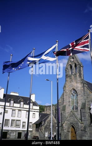 Fahnen fliegen in Holyrood außerhalb des Parlamentsgebäudes mit Blick auf die Queens Gallery, Edinburgh, Schottland Stockfoto