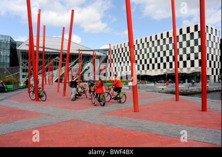 Dublin mit Radtouren am Grand Canal Theatre, Architekt Daniel Libeskind, Stadt Dublin, Irland Stockfoto