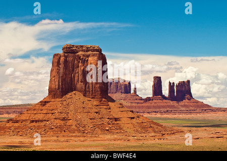 Auf der Suche durch das Nord-Fenster auf den Buttes im Monument Valley, Arizona, USA Stockfoto