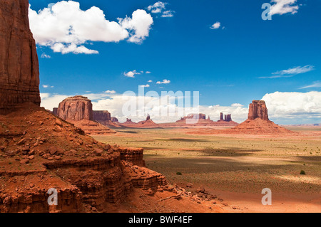 Auf der Suche durch das Nord-Fenster auf den Buttes im Monument Valley, Arizona, USA Stockfoto