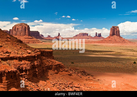 Auf der Suche durch das Nord-Fenster auf den Buttes im Monument Valley, Arizona, USA Stockfoto