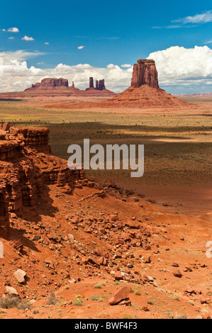 Auf der Suche durch das Nord-Fenster auf den Buttes im Monument Valley, Arizona, USA Stockfoto