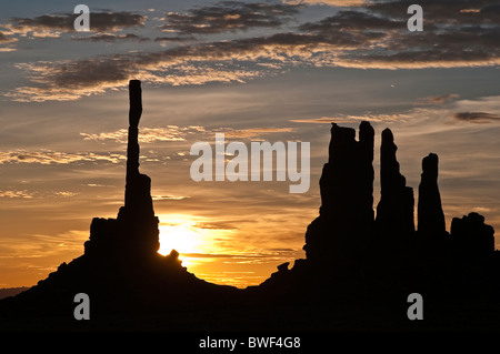 Sonnenaufgang mit Totempfahl Felsformation bei Gegenlicht, Monument Valley, Arizona, USA Stockfoto