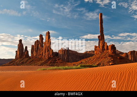 Totempfahl mit Sanddünen am Morgen, Monument Valley, Arizona, USA Stockfoto