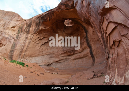 Big Hogan Arch, Monument Valley, Arizona, USA Stockfoto