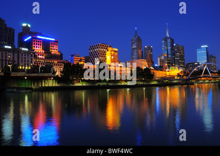 Melbourne und den Yarra River in der Nacht Stockfoto