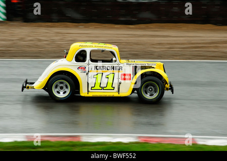 Simon Belcher Rundung Druiden Ecke in seinem Auto CPC Ford Coupe Legenden in Brands Hatch Kent 2010 Stockfoto